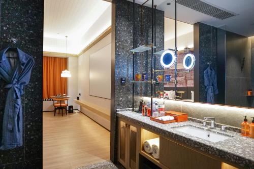 Kuchyň nebo kuchyňský kout v ubytování Arthur Hotel Liwan COCO Park Guangzhou-24H Coffee&Low Tea & Free Shuttle Bus For Canton Fair By Paco Group