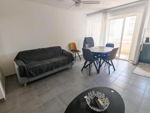 Photo de la galerie de l'établissement Appartement rénové à 350 m de la plage à Canet-en-Roussillon - FR-1-732-105, à Canet