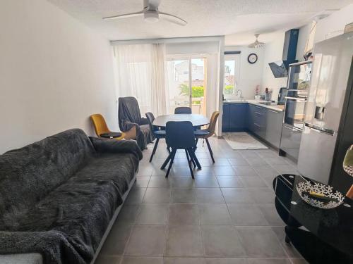 Photo de la galerie de l'établissement Appartement rénové à 350 m de la plage à Canet-en-Roussillon - FR-1-732-105, à Canet