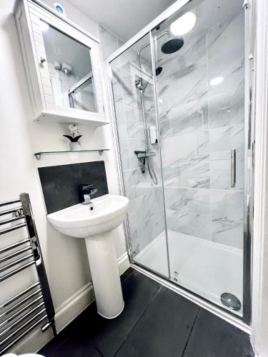 a bathroom with a sink and a shower at Flat 3 Marine Parade House, 1 East Cliff - Next to Dover Port, White Cliffs, Beach, Castle in Dover
