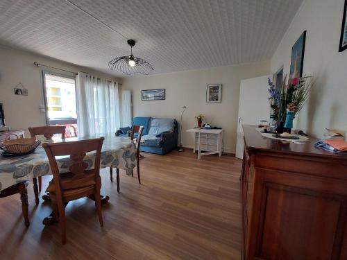 un salon avec une table et une salle à manger dans l'établissement Spacieux 2 pièces avec balcon et parking proche gare, Royan - FR-1-550-93, à Royan
