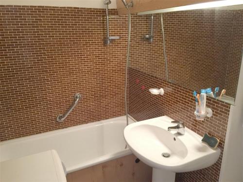 une salle de bain avec un lavabo, une douche et des toilettes dans l'établissement Bel appartement avec terrasse pour 4 personnes, proche plage à Port Camargue - FR-1-731-140, au Grau-du-Roi