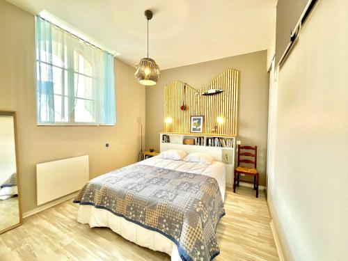 une chambre avec un grand lit et une fenêtre dans l'établissement Appartement de 49m2 avec parking privé, à 200m des plages - FR-1-479-229, à Étel