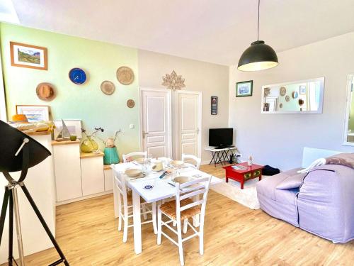 un salon avec une table et un canapé dans l'établissement Appartement de 49m2 avec parking privé, à 200m des plages - FR-1-479-229, à Étel
