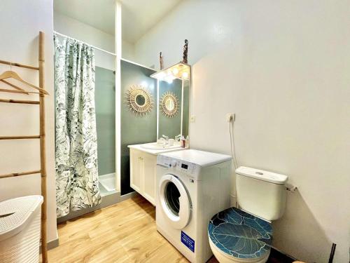 une salle de bain avec une machine à laver et un lavabo dans l'établissement Appartement de 49m2 avec parking privé, à 200m des plages - FR-1-479-229, à Étel