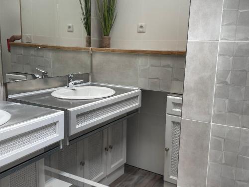 une salle de bain avec un lavabo et un miroir dans l'établissement Maison de charme près de la forêt de la Charnie, 8 pers. - FR-1-410-469, à Chemiré-en-Charnie