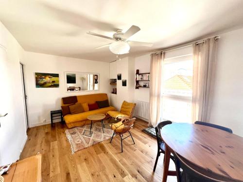 un salon avec un canapé et une table dans l'établissement Arcachon Centre Ville - T2 Confortable Proche Plage - FR-1-319-611, à Arcachon