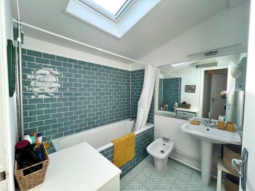 une salle de bain avec un lavabo, une baignoire et des toilettes dans l'établissement Arcachon Centre Ville - T2 Confortable Proche Plage - FR-1-319-611, à Arcachon