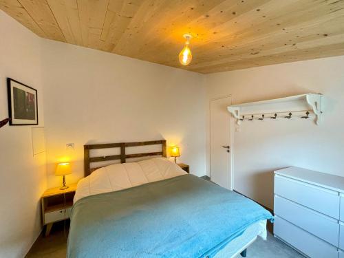 a bedroom with a bed and two lamps and a ceiling at Maison rénovée, loft artiste, Brem Sur Mer, 3 pers, WIFI - FR-1-231-336 in Brétignolles-sur-Mer