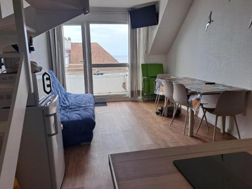 une cuisine et une salle à manger avec une table et des chaises dans l'établissement Appartement Rénové 4 Pers. Vue Mer à Fort-Mahon avec Parking - FR-1-482-157, à Fort-Mahon-Plage
