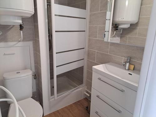 une salle de bain avec une douche, des toilettes et un lavabo dans l'établissement Appartement Rénové 4 Pers. Vue Mer à Fort-Mahon avec Parking - FR-1-482-157, à Fort-Mahon-Plage