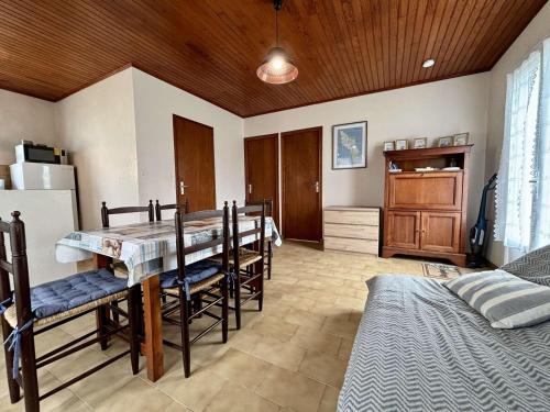 une salle à manger avec une table et quelques chaises dans l'établissement Maison calme près de la plage, 5 personnes, parking inclus - FR-1-246A-352, à Saint-Georges-dʼOléron