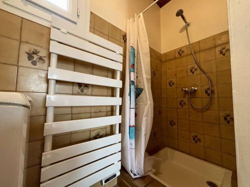 une salle de bain avec douche et baignoire dans l'établissement Maison calme près de la plage, 5 personnes, parking inclus - FR-1-246A-352, à Saint-Georges-dʼOléron