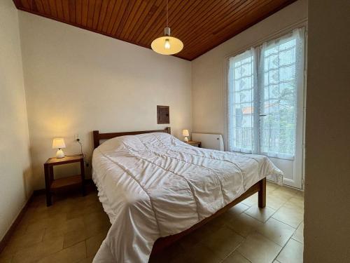 une chambre avec un lit et une grande fenêtre dans l'établissement Maison calme près de la plage, 5 personnes, parking inclus - FR-1-246A-352, à Saint-Georges-dʼOléron