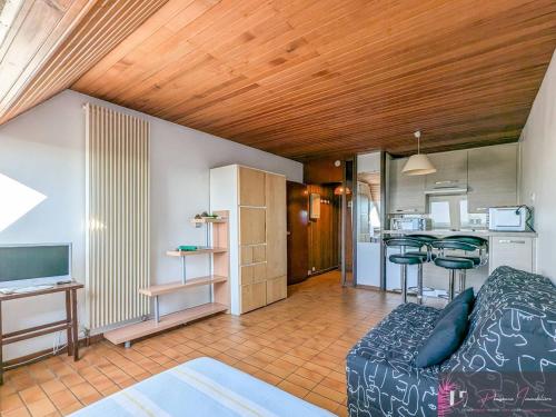 Photo de la galerie de l'établissement Studio cosy avec vue mer, proche plage - FR-1-825-69, à La Rochelle