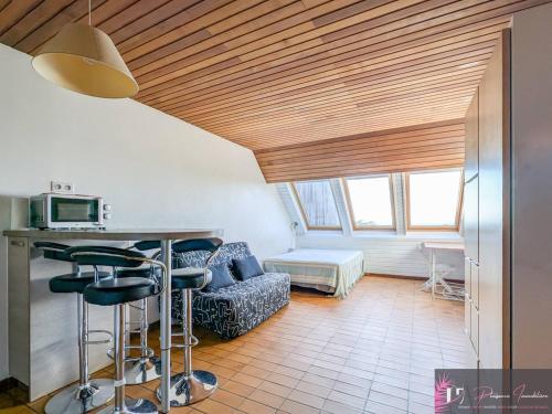 Photo de la galerie de l'établissement Studio cosy avec vue mer, proche plage - FR-1-825-69, à La Rochelle