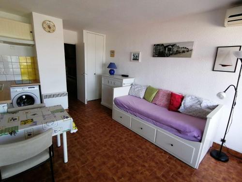 une pièce avec un lit et une table dedans dans l'établissement Studio+Cabine avec Parking, Vue Port - FR-1-731-139, au Grau-du-Roi