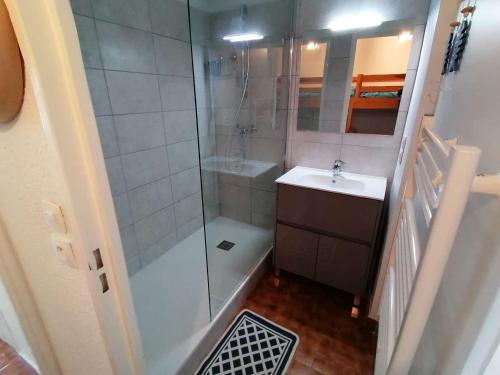 une salle de bain avec une douche, un lavabo et des toilettes dans l'établissement Studio+Cabine avec Parking, Vue Port - FR-1-731-139, au Grau-du-Roi