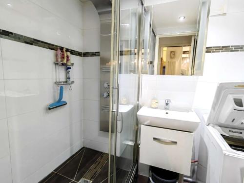 a bathroom with a shower and a sink at Villa T3 Mitoyenne Climatisée avec Piscine et Parking, Cap d'Agde - FR-1-607-217 in Cap d'Agde