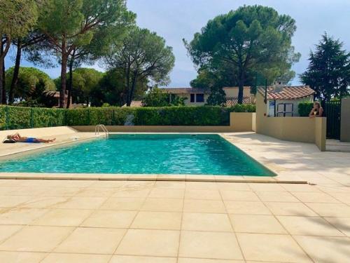 - une piscine avec une personne qui s'y pose dans l'établissement Villa T3 Mitoyenne Climatisée avec Piscine et Parking, Cap d'Agde - FR-1-607-217, au Cap d'Agde