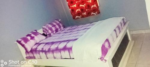 Una cama o camas en una habitación de Cutting Edge Guest House