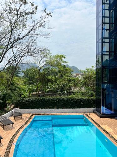 a swimming pool with a view of a building at Thao Nguyen Homestay in Phong Nha
