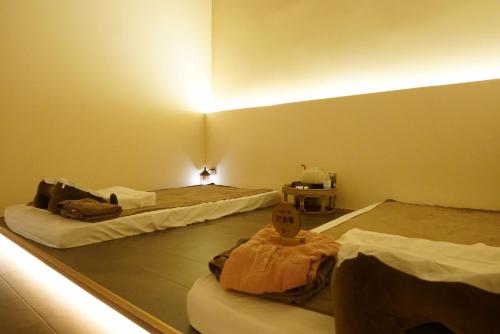 a room with three beds in a room at Arthur Hotel Liwan COCO Park Dongsha Metro Guangzhou-24H Coffee & Low Tea & Free Shuttle Bus For Canton Fair By Paco in Guangzhou