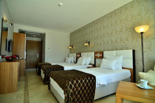 Una cama o camas en una habitación de Cunda Kivrak Hotel