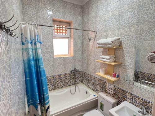 Ванная комната в NAZIRA Boutique Hotel & Terrace