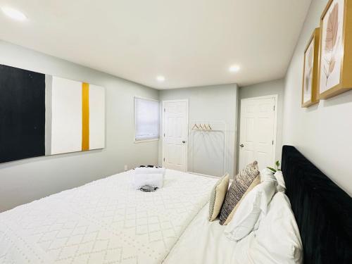a bedroom with a large white bed in a room at The Loft at Hudson with Parking in Jersey City