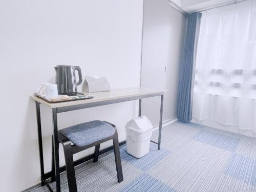 a desk with a chair and a coffee maker on it at ksi南常盤台402 in Tokyo