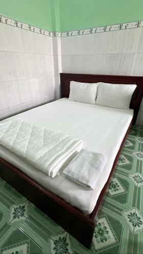 Postel nebo postele na pokoji v ubytování Khách Sạn Hoàng Nhân
