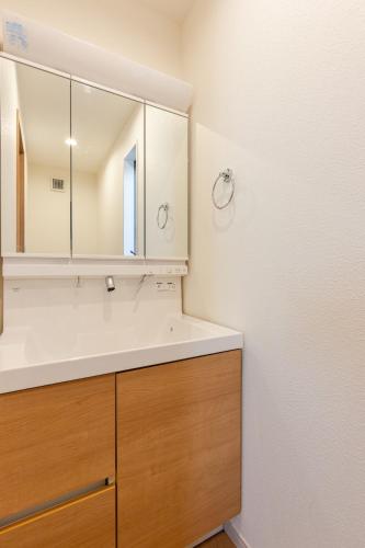 a bathroom with a sink and a mirror at jtr西船橋5丁目 in Funabashi