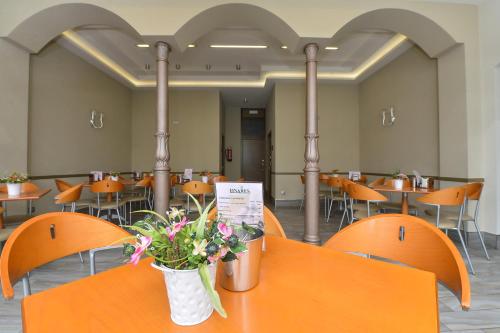 A restaurant or other place to eat at Hostal Linares