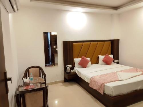 Postel nebo postele na pokoji v ubytování Hotel Royal Plaza Tark Delhi