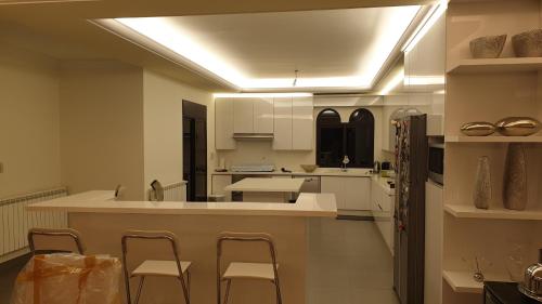 Η κουζίνα ή μικρή κουζίνα στο Ksara furnished apartment