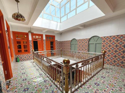 a room with a staircase with a skylight at 喀什幸福旅居民宿 in Kashgar