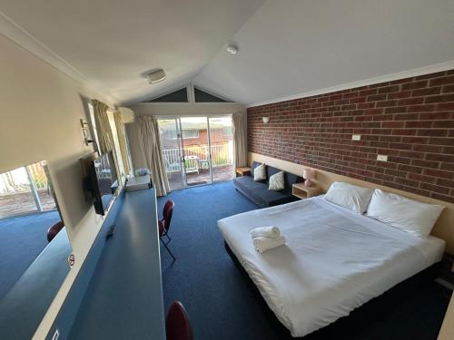 Postel nebo postele na pokoji v ubytování Merimbula Gardens Motel