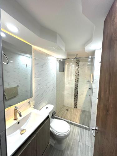 a bathroom with a toilet and a sink and a shower at Apartamento nuevo en la ciudad de Neiva-Huila-OL in Neiva