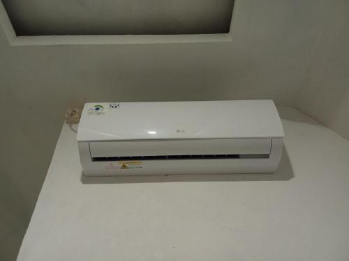 einem weißen Drucker auf einer Theke in der Unterkunft Stokel Cottage in Praya