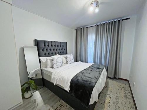 Ένα ή περισσότερα κρεβάτια σε δωμάτιο στο Modern Elegance In Jackal Creek Golf Estate One - Bedroom Retreat