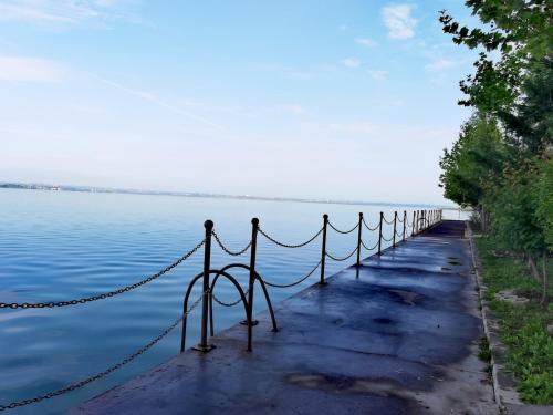 Un muelle con una cuerda frente al agua en studio Mamaia Solid Residence, en Mamaia