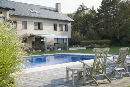 Bazén v ubytování B&B Au Grenier nebo v jeho okolí
