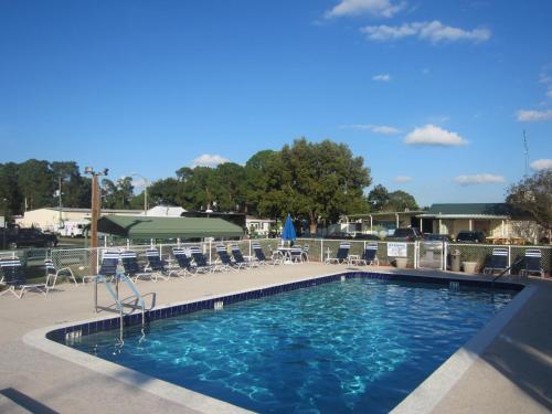 una gran piscina con sillas en Southern Palms Park Model 4 en Fort Mason