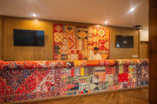 Una televisión o centro de entretenimiento en Brocade Backpacker