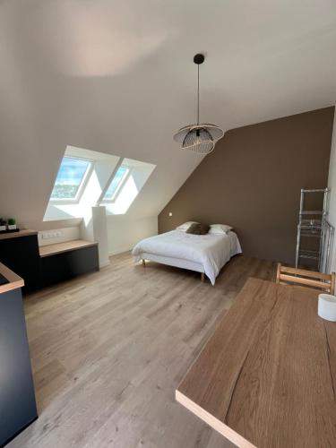 - une chambre avec un lit et des lucarnes dans l'établissement STUDIO Vue Mer plage immédiate, à Saint-Gildas-de-Rhuys