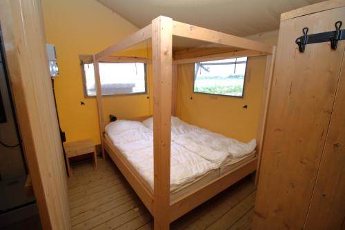 WolphaartsdijkGlamping De Zuidvliet Nr 9的房间里有一张双层床的卧室