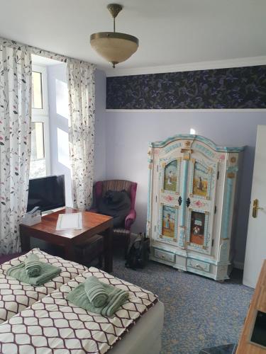 una camera da letto con un letto, una scrivania e un armadio di Zentrale Ferienwohnung im Kurparkhotel a Bad Rothenfelde