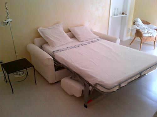 Cette chambre comprend un grand lit et un canapé. dans l'établissement Croisette Luxury sea-view studio, à Cannes