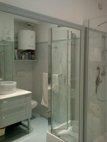 une salle de bain avec une douche, des toilettes et un lavabo dans l'établissement Croisette Luxury sea-view studio, à Cannes